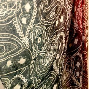 Beautiful Scarf 🧣 in EUC, light weight, multi colored, with flowers 🌸.